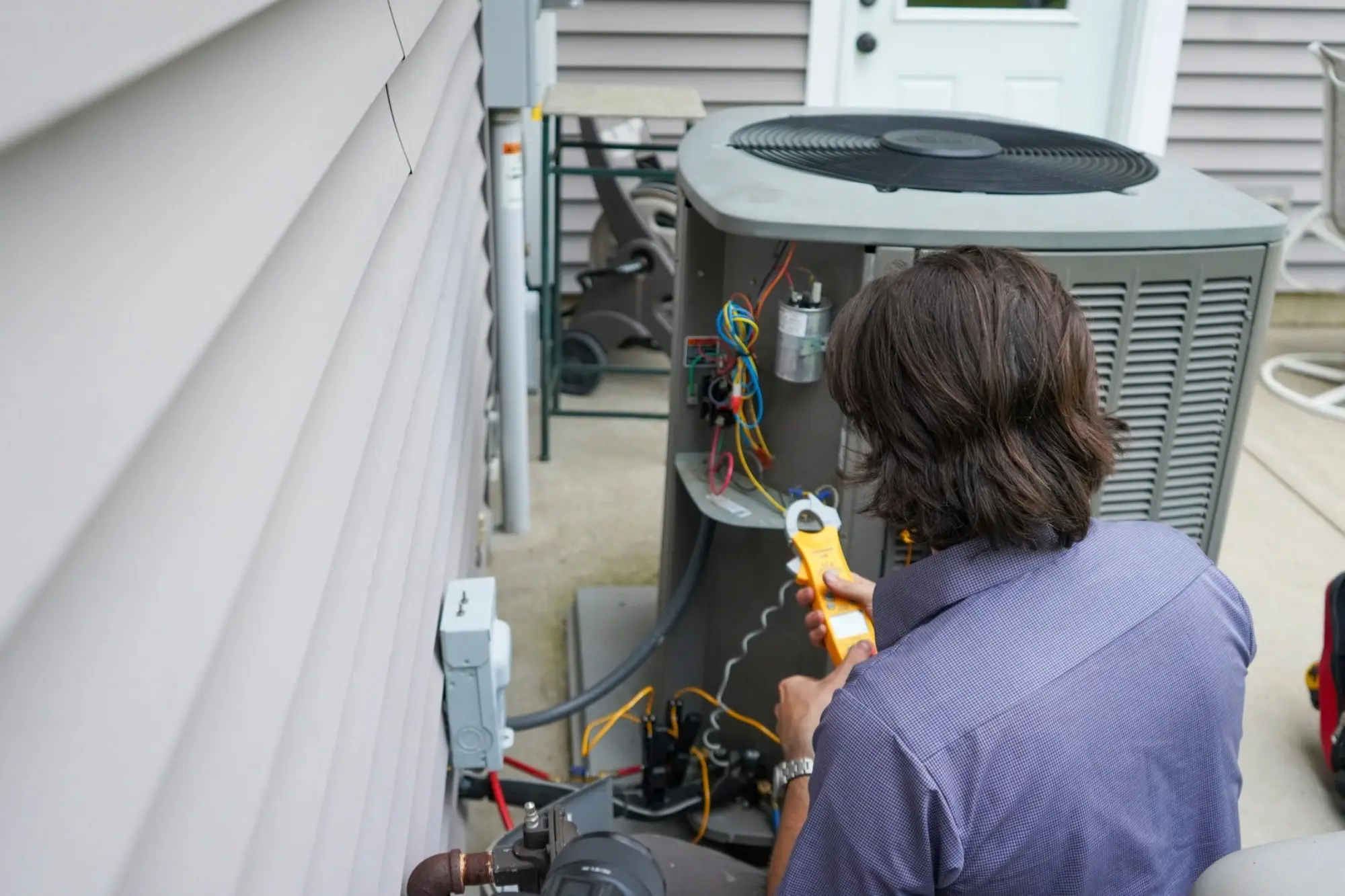 Air conditioning repair service by an Eric Dale Heating & Air technician.